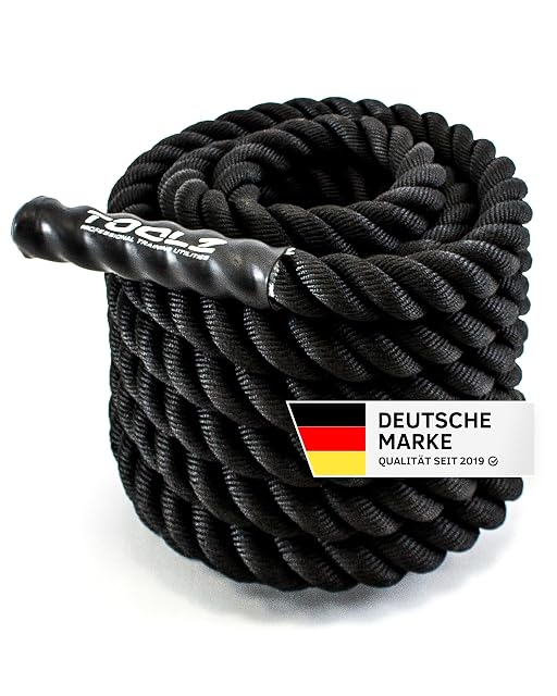 TOOLZ battle rope coiled, one sleeved handle forward, beside a Deutsche Marke badge reading Qualität seit 2019